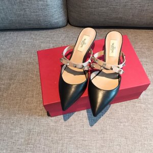 Valentino Garavani Rockstud 5.0进口牛漆皮脚背交叉带中跟后空拖 黑色 - 真空电镀铆钉 - 裸粉色纳帕小牛皮袢带 - 进口胎小牛皮/水染羊皮内里 - 意大利真皮大底 - 跟高 5cm - 尺码 35-39