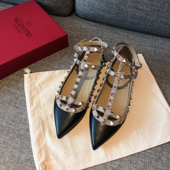 Valentino 黑色拼色 heel height 1.0 cm 6.5 cm 10 cm size：35-39 Rockstud Collection系列推出以来俨然成了Valentin*一个重要的标志性元素之一！小巧精致的尖头，霸气凌人的铆钉， 意大 - Click Image to Close