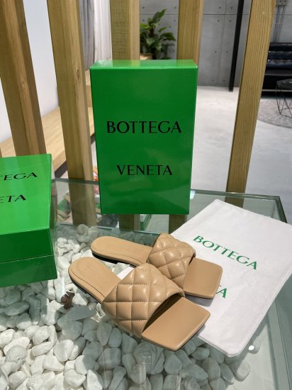 Bottega Veneta 泡泡棱格平底拖鞋 面料选用经典柔软小羊皮精工 内里 垫脚 选用牛皮里 舒适高端 大底选用意大利真皮大底搭配橡胶 35-40 - Click Image to Close