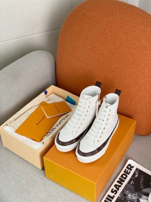 LV frontrow sneaker 选取背部小牛皮做内里， 因为背部纹路细，做成的内里效果更好，久穿不皱裂， 原版橡胶底 码数：35～40