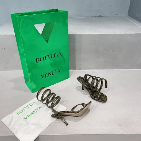 Bottega Veneta BottegaVeneta蛇纹凉鞋， 浓浓70年代嘻哈风格 鞋面包中底采用牛皮，垫脚牛皮，意大利进口真皮大底 。 颜色:三色 跟高:平跟1.5cm 高跟7.5cm 码数:35-39 - Click Image to Close