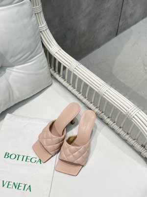 Bottega Veneta 2021季新款新色菱格拖鞋18色 面料选用经典柔软小羊皮精工 内里 垫脚 选用牛皮里 舒适高端 大底选用意大利真皮大底搭配橡胶 size 35-40