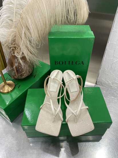 Bottega Veneta 非常别致的一款 SERETCH 凉鞋！ 款式运用弹力橡筋编织手法包裹脚背 不会勒脚放心穿搭 精致的编织手法 做垫脚设计显得在材质的基础上更有设计感 这些元素都太适合春夏 超有feel 真皮注塑大底 Size 35-43 - Click Image to Close