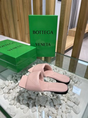 Bottega Veneta 新款压纹平底拖鞋 面料选用经典柔软小羊皮 内里 垫脚 选用牛皮里 舒适高端 大底选用意大利真皮大底搭配橡胶 35-40