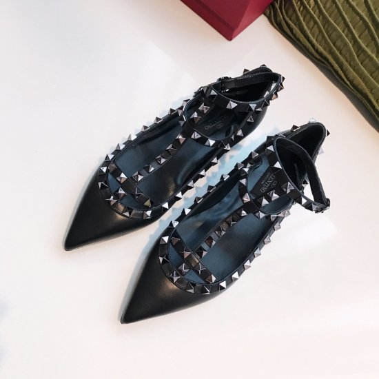 Valentino 牛皮系列纯黑 heel height 1.0 cm 6.5 cm 10 cm Size：35-39 Rockstud Collection系列 小巧精致的尖头，霸气凌人的铆钉，还有或甜美或深沉的色彩，是每一个女人的鞋柜必备单品 意大利进 - Click Image to Close