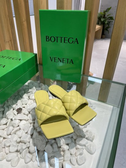 Bottega Veneta 泡泡棱格平底拖鞋 面料选用经典柔软小羊皮精工 内里 垫脚 选用牛皮里 舒适高端 大底选用意大利真皮大底搭配橡胶 35-40 - Click Image to Close