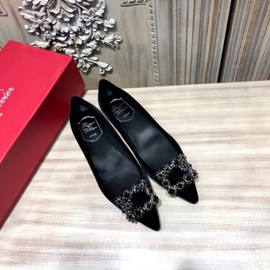 Roger Vivier Roger Viver 丝绒钻扣 继承了传统的方扣设计 略作改动 从而更加妩媚，缎面改成了羊京面，更显华贵雍容！ 跟高：平底/高跟（6.5CM） 码数：34-40 - Click Image to Close