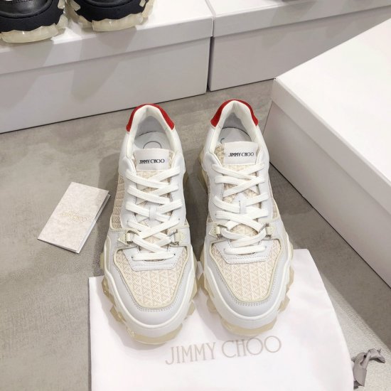 Jimmy Choo 这款 “Diamond” 运动鞋配有夸张吸睛的叠层水晶鞋底，其厚实且带棱角的外形以钻石的多琢面为灵感，中间的挖空设计令行走更为灵活。它以三角菱格帆布和纹理皮革制成，于看似笨重实则轻盈好走，内里还设有舒适衬垫。不妨搭配露踝裤装，确保完整 - Click Image to Close