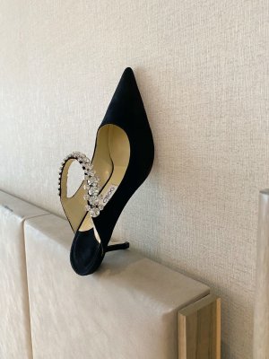 Jimmy Choo 跟高6.5 尖头、浅口、水钻镶钻鞋面 鞋面：进口漆皮 内里：进口全粒面水晶羊皮 大底：真皮大底 跟高： 平底1.0cm 高跟6.5cm SIZE ：35-40