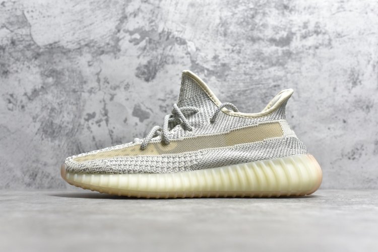 Yeezy 350V2 “Lundmark Reflective” 灰满天星 鞋面为灰色编织材质，搭配大地色鞋底，与此前的芝麻配色颇为相似，因此被称为芝麻侧透。侧透版本独特的花纹和纱网开窗，带来了芝麻配色所没有的丰富细节和层次感。大地色装扮在 Yeezy - Click Image to Close