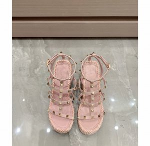 Valentino20ss春夏新款铆钉坡跟凉鞋，意大利著名奢侈品原版定制款，铆钉系列款所有细节材料都是对照原版定制！ 鞋面：进口小牛皮 内里.垫脚：牛皮里 大底：原版TPU大底 跟高：12CM，水台：2.5CM Size：35-41（40.41定做不退换）