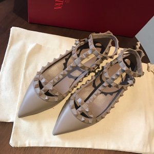 Valentino 牛皮系列奶茶色 heel height 1.0 cm 6.5 cm 10 cm Size：35-39 Rockstud Collection系列 小巧精致的尖头，霸气凌人的铆钉，还有或甜美或深沉的色彩，是每一个女人的鞋柜必备单品 意大利