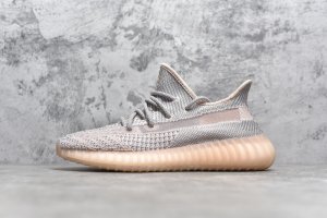 Yeezy 350V2 “ Synth ” 鞋面采用淡粉色装扮，搭配浅灰色纹理进行点缀，双色调的 Primeknit 编织材质，保证了颜值与出色的透气性。标志性的半透明设计，贯穿鞋身，前卫与时尚感并存。中底依旧采用 Boost 缓震科技，能为各位鞋头提供软