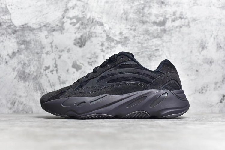 Yeezy Boost 700V2 “Vanta” 黑魂 整体大面积采用炭黑、煤灰两种配色，中底处搭配白色椭圆形涂装点缀，不同于普通 Yeezy 700，这双鞋在圆形涂装处也加入了反光设计。材质方面，依旧选用标志性的麂皮和网眼材质进行拼接，鞋面及中底处还采 - Click Image to Close