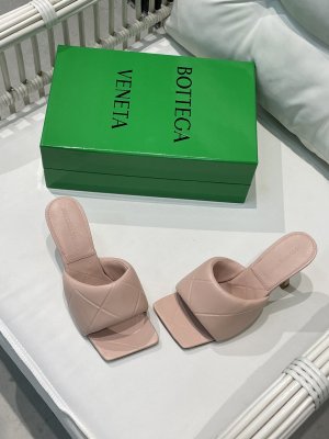 Bottega Veneta 新款压纹面包高跟拖鞋 面料选用经典柔软小羊皮 内里 垫脚 选用牛皮里 舒适高端 大底选用意大利真皮大底搭配橡胶 35-40