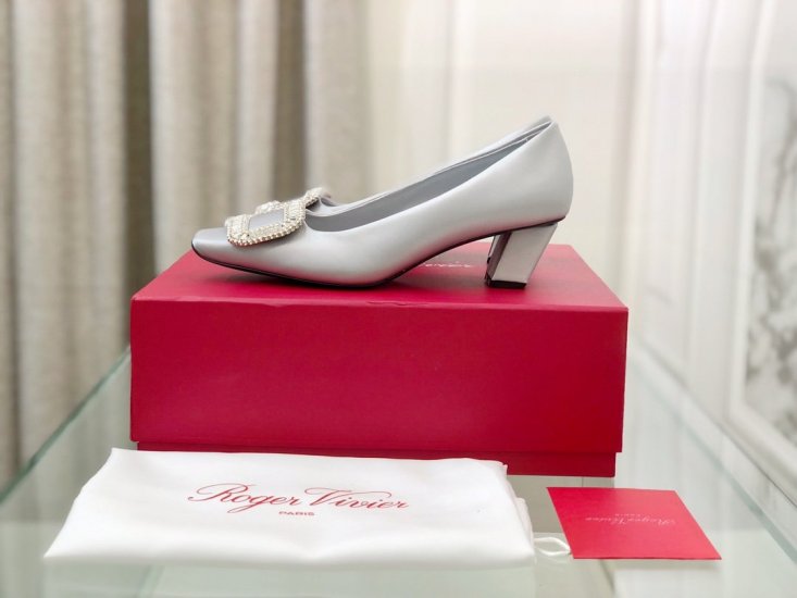 Roger vivier 经典方跟钻扣真丝单鞋 面料:意大利进口100%真丝 大底:原版进口真皮大底 内里:头层羊皮 跟高:4.5cm 码数:35-40 - Click Image to Close