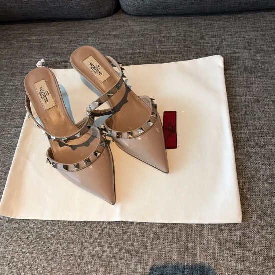 Valentino Garavani Rockstud 5.0进口牛漆皮脚背带中跟后空拖 - 真空电镀铆钉 - 裸粉色纳帕小牛皮饰边和袢带 - 进口牛漆皮/水染羊皮内里 - 意大利真皮大底 - 跟高 5cm - 尺码 35-39 - 黑色/裸色/奶白/淡兰 - Click Image to Close