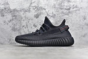 Yeezy 350V2 “ BLACK NON-REFLECTIVE ” 黑天使 鞋面为黑灰双色Primeknit编织，整体呈现出与众不同的炭黑色调，细看则更具层次感。虽然是纯黑配色，看起来夏天会很吸热。但侧透版本鞋面较薄，还有纱网开窗设计，脚感透气又清凉