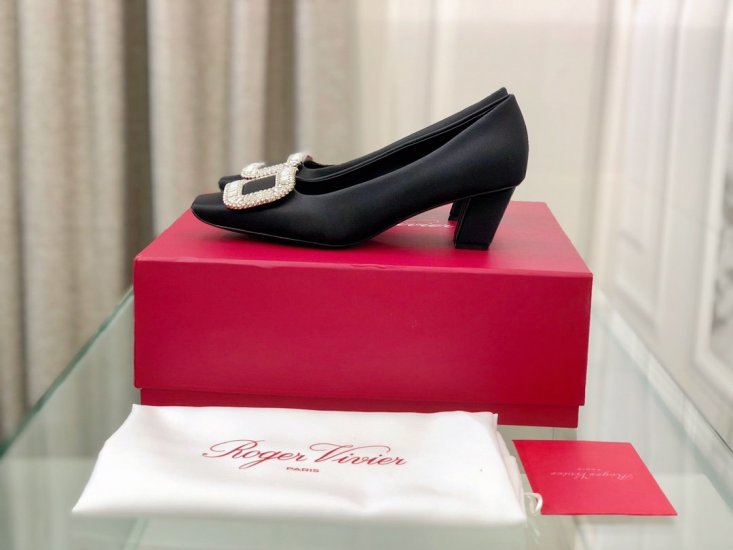 Roger vivier 经典方跟钻扣真丝单鞋 面料:意大利进口100%真丝 大底:原版进口真皮大底 内里:头层羊皮 跟高:4.5cm 码数:35-40 - Click Image to Close