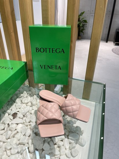 Bottega Veneta 泡泡棱格平底拖鞋 面料选用经典柔软小羊皮精工 内里 垫脚 选用牛皮里 舒适高端 大底选用意大利真皮大底搭配橡胶 35-40 - Click Image to Close