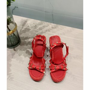 Valentino20ss春夏新款铆钉坡跟凉鞋，意大利著名奢侈品原版定制款，铆钉系列款所有细节材料都是对照原版定制！ 鞋面：进口小牛皮 内里.垫脚：牛皮里 大底：原版TPU大底 跟高：12CM，水台：2.5CM Size：35-41（40.41定做不退换）