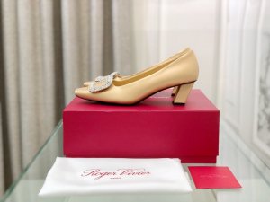 Roger vivier 经典方跟钻扣真丝单鞋 面料:意大利进口100%真丝 大底:原版进口真皮大底 内里:头层羊皮 跟高:4.5cm 码数:35-40