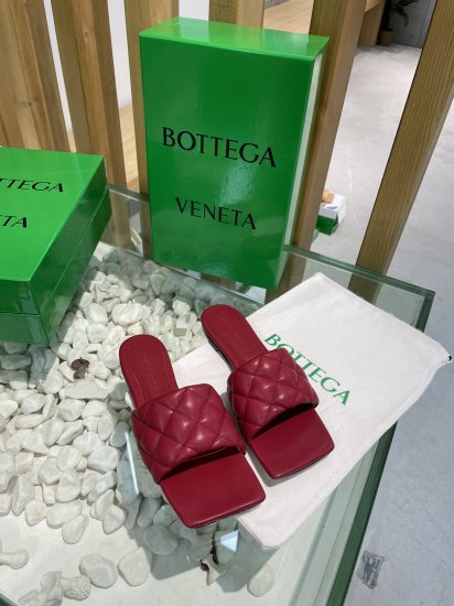 Bottega Veneta 泡泡棱格平底拖鞋 面料选用经典柔软小羊皮精工 内里 垫脚 选用牛皮里 舒适高端 大底选用意大利真皮大底搭配橡胶 35-40 - Click Image to Close