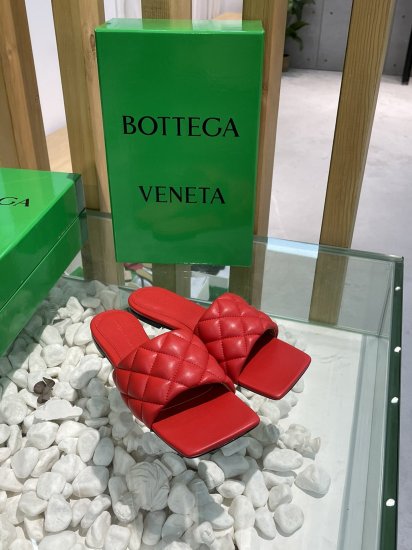 Bottega Veneta 泡泡棱格平底拖鞋 面料选用经典柔软小羊皮精工 内里 垫脚 选用牛皮里 舒适高端 大底选用意大利真皮大底搭配橡胶 35-40 - Click Image to Close