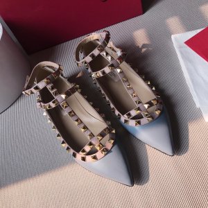 Valentino 牛皮系列雾霾蓝 Heel Height 1.0cm 6.5cm 10cm Size：35-39 Rockstud Collection系列 小巧精致的尖头，霸气凌人的铆钉，还有或甜美或深沉的色彩，是每一个女人的鞋柜必备单品 意大利进口胎