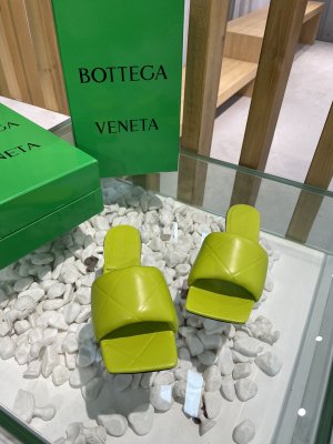 Bottega Veneta 新款压纹平底拖鞋 面料选用经典柔软小羊皮 内里 垫脚 选用牛皮里 舒适高端 大底选用意大利真皮大底搭配橡胶 35-40