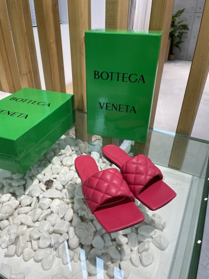 Bottega Veneta 泡泡棱格平底拖鞋 面料选用经典柔软小羊皮精工 内里 垫脚 选用牛皮里 舒适高端 大底选用意大利真皮大底搭配橡胶 35-40 - Click Image to Close