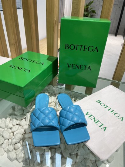 Bottega Veneta 泡泡棱格平底拖鞋 面料选用经典柔软小羊皮精工 内里 垫脚 选用牛皮里 舒适高端 大底选用意大利真皮大底搭配橡胶 35-40 - Click Image to Close