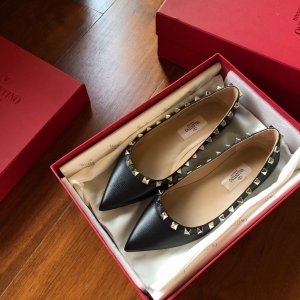 Valentino 黑色荔枝纹小牛皮 heel height 1.0 cm 6.5 cm 10 cm size：35-39 Rockstud Collection系列推出以来俨然成了Valentin*一个重要的标志性元素之一！小巧精致的尖头，霸气凌人的铆钉