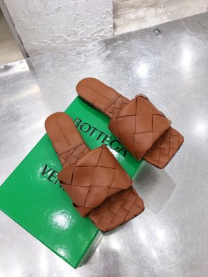 Bottega Veneta 最齐色到货17 色 两款跟型：①平底②高跟(9CM) 工艺：定染后将皮板做柔软处理 编织廓形立体 不扁塌 双层皮料编织内里 单独做了羊里皮拼贴 遵循原版工艺做法 配同色超纤垫脚 橡胶注塑真皮大底 码数：35-42