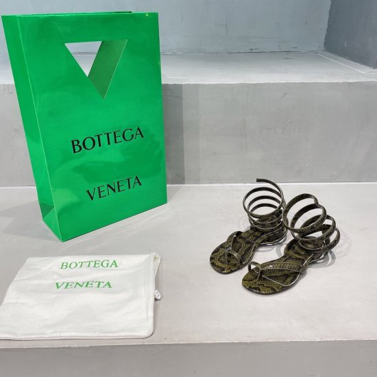 Bottega Veneta BottegaVeneta蛇纹凉鞋， 浓浓70年代嘻哈风格 鞋面包中底采用牛皮，垫脚牛皮，意大利进口真皮大底 。 颜色:三色 跟高:平跟1.5cm 高跟7.5cm 码数:35-39 - Click Image to Close