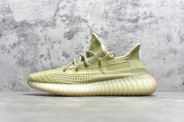 Yeezy 350V2 “Reflective” _黄满天星 采用淡黄色与浅灰色鞋面示人，鞋侧搭配标志性半透明设计，为鞋款提供良好的透气性的同时，清新亮眼的颜色搭配，也非常适合夏季穿着。后跟与亚限一样去掉鞋提，在外形设计上更加简约流畅。中底采用黄油配色，在 - Click Image to Close