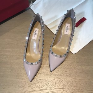 Valentino Garavani Rockstud 5.0进口牛漆皮尖头单鞋 - 真空电镀铆钉 - 进口牛漆皮＆进口胎小牛，粒面羊皮内里/垫脚 - 意大利真皮大底 - 跟高 5cm - 尺码 35-39 - 漆皮：黑色/裸色/奶白 - 牛皮：黑色/豆沙