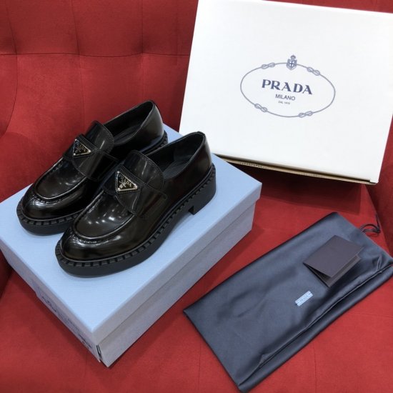 Prada 今年好几双鞋子都相继大火 把复古感觉发挥到极致～银色的三角标更加低调奢华_鞋边的齿轮状沿条更加时尚独特～总体呈现出更高级的质感_鞋柜里不能少的一双英伦风西装鞋 35-40码 - Click Image to Close