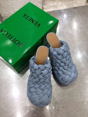 Bottega Veneta 材质是超级柔软的Nappa小羊皮 传统手工技艺双面编织 原楦高定 圆润有型鞋头 鞋身线条流畅 2CM防水台真皮包裹 舒适度妥妥的 不能再稳了 意大利真皮大底 Size ：35-41 跟高：10CM