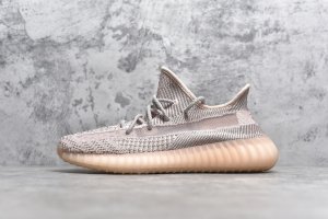 Yeezy 350V2 “ Synth ” ！ 鞋面采用淡粉色装扮，搭配浅灰色纹理进行点缀，双色调的 Primeknit 编织材质，保证了颜值与出色的透气性。标志性的半透明设计，贯穿鞋身，前卫与时尚感并存。中底依旧采用 Boost 缓震科技，能为各位鞋头提