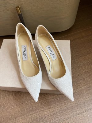 Jimmy Choo 跟高6.5cm 尖头、浅口、鞋面粗细拼接 鞋面：高密度格丽特 内里：进口全粒面水晶羊皮 大底：真皮大底 跟高： 平底1.0cm 中跟6.5cm 高跟8.5cm /尺寸信息./ SIZE ：35-40