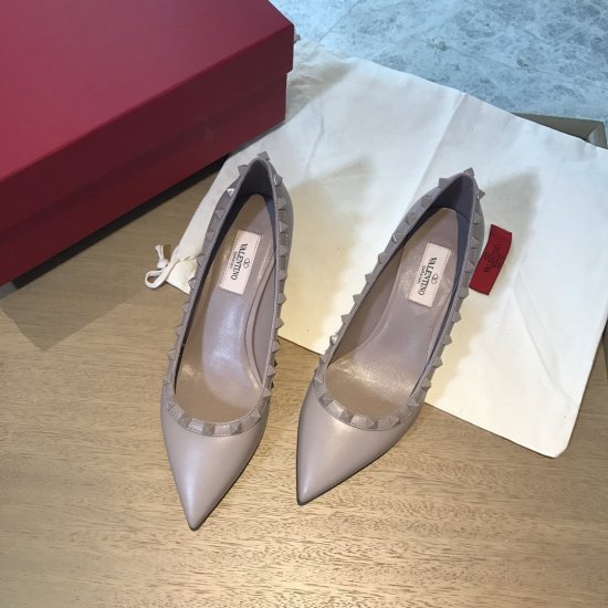 Valentino Garavani Rockstud 5.0进口牛漆皮尖头单鞋 - 真空电镀铆钉 - 进口牛漆皮＆进口胎小牛，粒面羊皮内里/垫脚 - 意大利真皮大底 - 跟高 5cm - 尺码 35-39 - 漆皮：黑色/裸色/奶白 - 牛皮：黑色/豆沙 - Click Image to Close