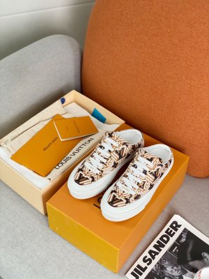 LV frontrow sneaker 选取背部小牛皮做内里， 因为背部纹路细，做成的内里效果更好，久穿不皱裂， 原版橡胶底 码数：35～40