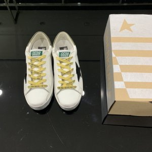 小脏鞋.Golden goose Deluxe Brand SUPERSTA GGDB小脏鞋 火红程度比小白鞋还要早，打破传统审美，小脏鞋做到了！明星私服上脚示范 就是这么百搭 ！再也不用担心洗鞋的问题啦！鞋面原版定制牛皮（做旧精髓所在）专柜3cm内增高鞋