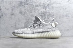 Yeezy 350V2“Static Refective” 满天星！ 整体以浅灰色为主调，全新编织纹理加入半透明纱网材质取代原本的油漆条印花，这款特殊版本还在整个编织鞋面中加入 3M 反光材质，在光照下熠熠生辉，有一种满天星的感觉 尺码 : 36 36.5