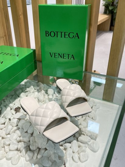 Bottega Veneta 泡泡棱格平底拖鞋 面料选用经典柔软小羊皮精工 内里 垫脚 选用牛皮里 舒适高端 大底选用意大利真皮大底搭配橡胶 35-40 - Click Image to Close