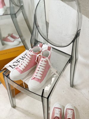 LV frontrow sneaker 选取背部小牛皮做内里， 因为背部纹路细，做成的内里效果更好，久穿不皱裂， 原版橡胶底 码数：35～40