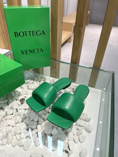 Bottega Veneta 新款压纹平底拖鞋 面料选用经典柔软小羊皮 内里 垫脚 选用牛皮里 舒适高端 大底选用意大利真皮大底搭配橡胶 35-40 - Click Image to Close