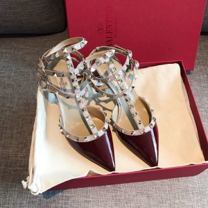 Valentino ROCKSTUD铆钉系列酒红色 意大利进口柔软牛漆皮，定制羊皮内里、垫脚！原版开模不掉色 不氧化电镀方钉 意大利原版真皮大底 Size：35-39 Heel height 1.0cm 6.5cm 10cm