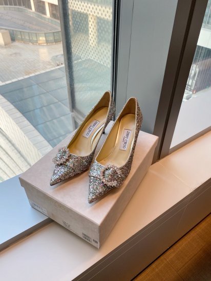 Jimmy Choo 跟高6.5cm 尖头、浅口、C字水晶扣缀于SARESA鞋面 鞋面：进口混种小羊皮 内里：进口全粒面水晶羊皮 大底：真皮大底 跟高： 平底1.0cm 中跟6.5cm 高跟8.5cm SIZE ：35-40 - Click Image to Close